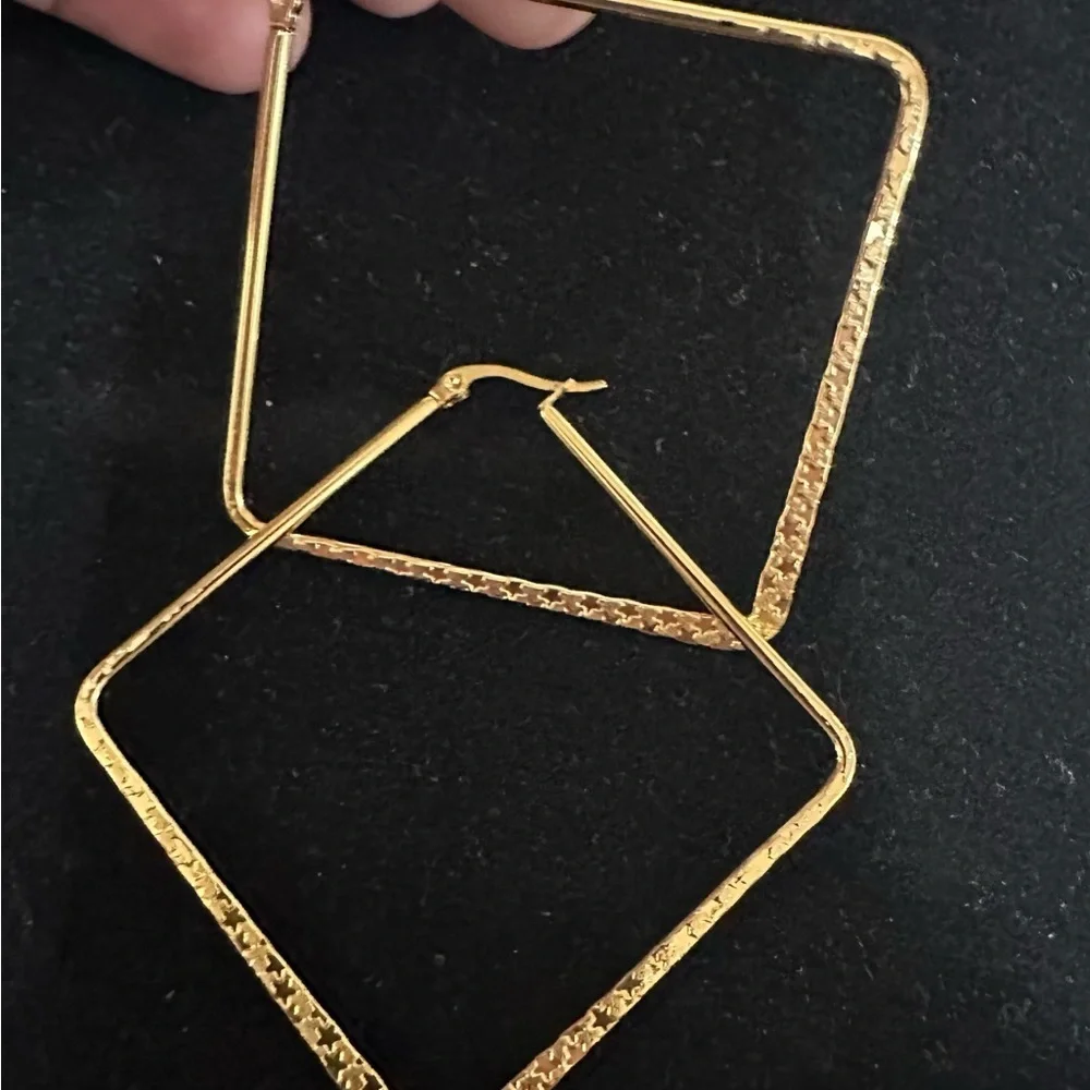 Square etched Gold Earrings Hoop 14k Gold-plated - Picture 3 of 5